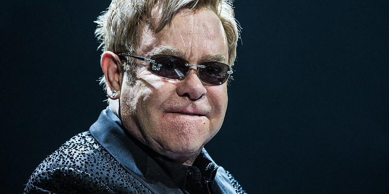 Sir Elton John koronavírus elleni küzdelemre adományoz